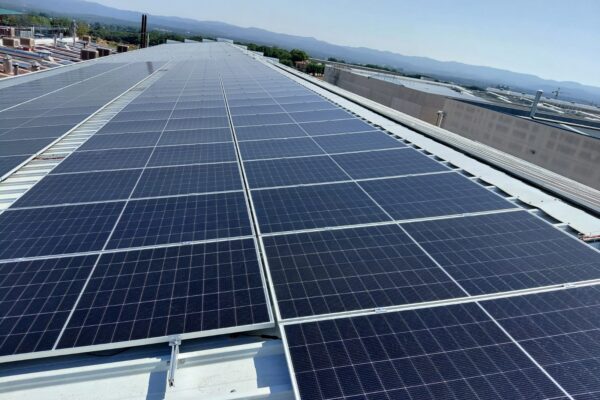 Placas fotovoltaicas sobre la cubierta de la nave de Eminox Tech